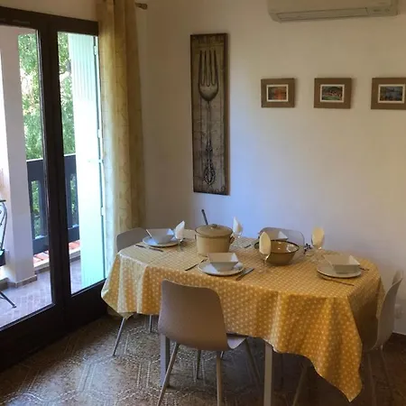 Olive & Kin, Apartment